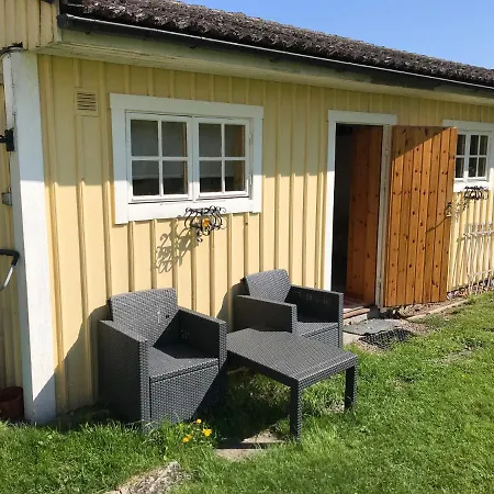 Gaeststuga I Loefsaeng Hajstorp Toreboda Exterior photo